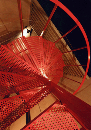 外階段（赤い螺旋階段）